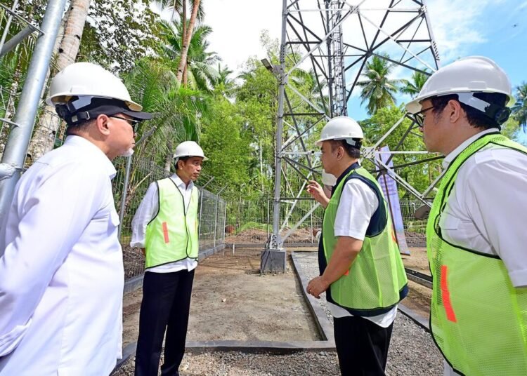 Presiden Joko Widodo (Jokowi) sewaktu meresmikan BTS 4G BHAKTI di Talaud, Sulawesi Utara pada Desember 2023 lalu. (Foto: Setneg RI)