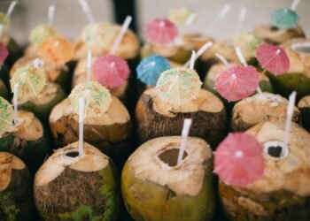 Manfaat Makan Buah Kelapa: Kesehatan dan Kecantikan dalam Setiap Gigitan